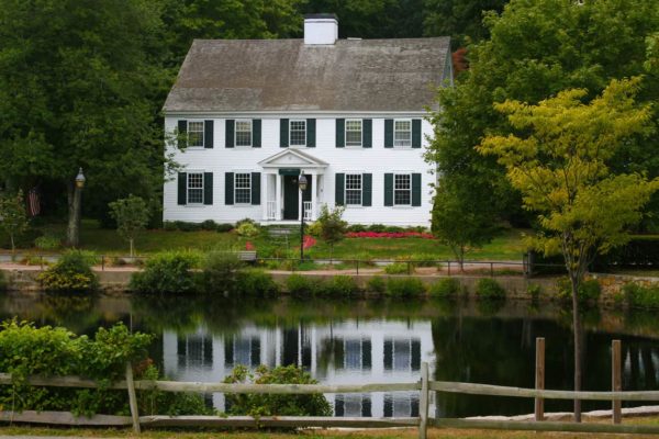 old-american-colonial-style-houston-texas-600x400